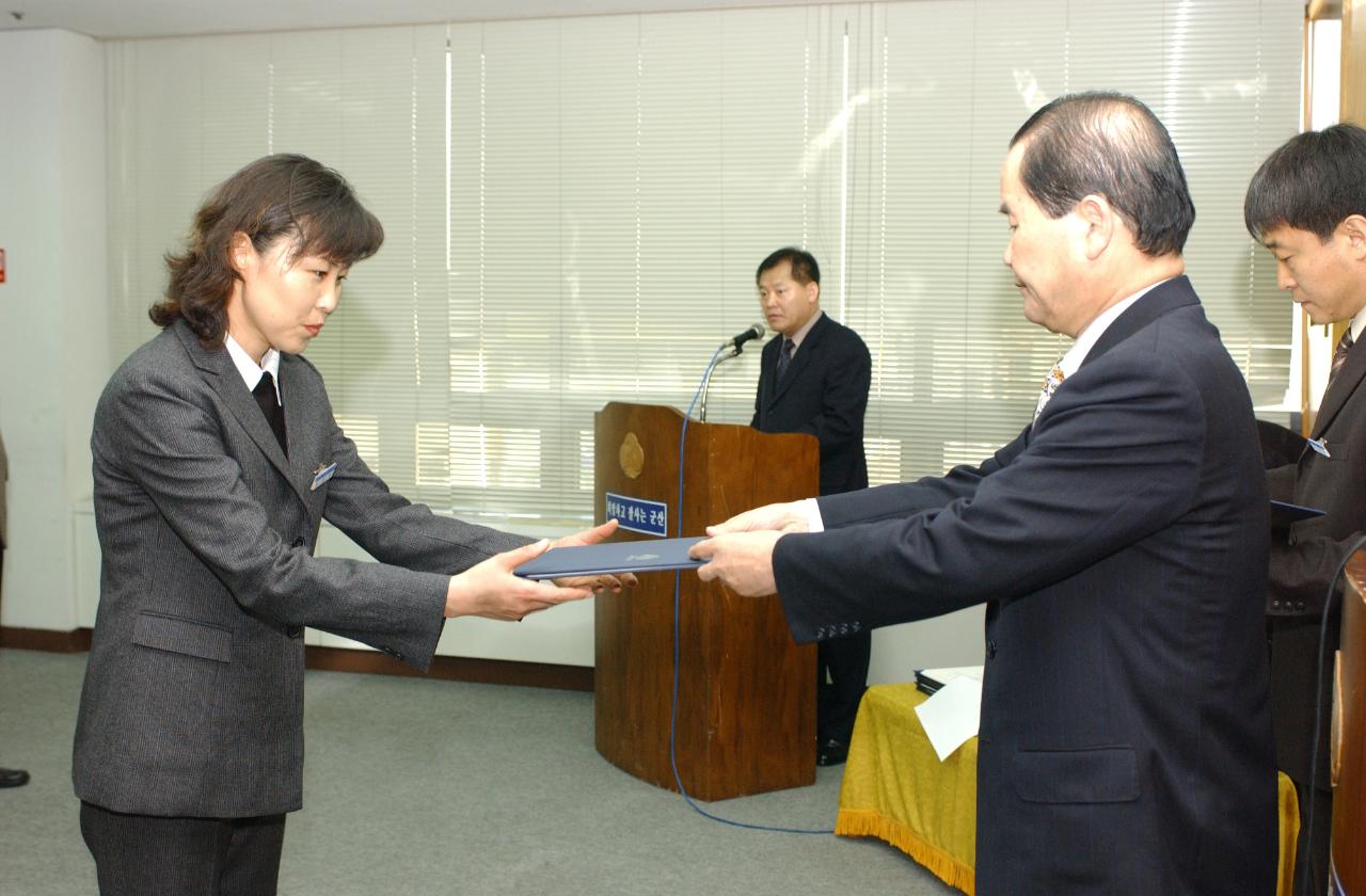 군산시청 사령교부를 전달하고 있는 시장님10