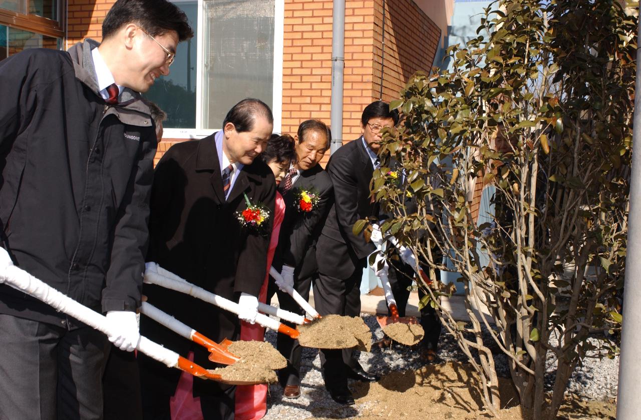 개정 신발산경노당 개관식에 참석한 시장님이 기념식수를 하는 모습2