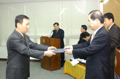 군산시청 사령교부를 전달하고 있는 시장님4