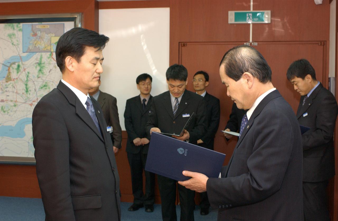 군산시 사령교부 받는 직원들7