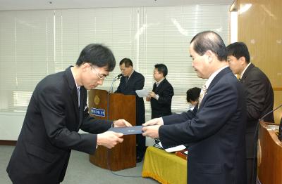 군산시청 사령교부를 전달하고 있는 시장님14