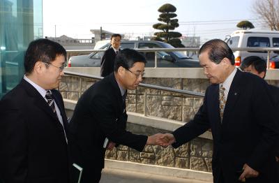 오룡동 연두순시에서 주민과 인사하고 있는 모습