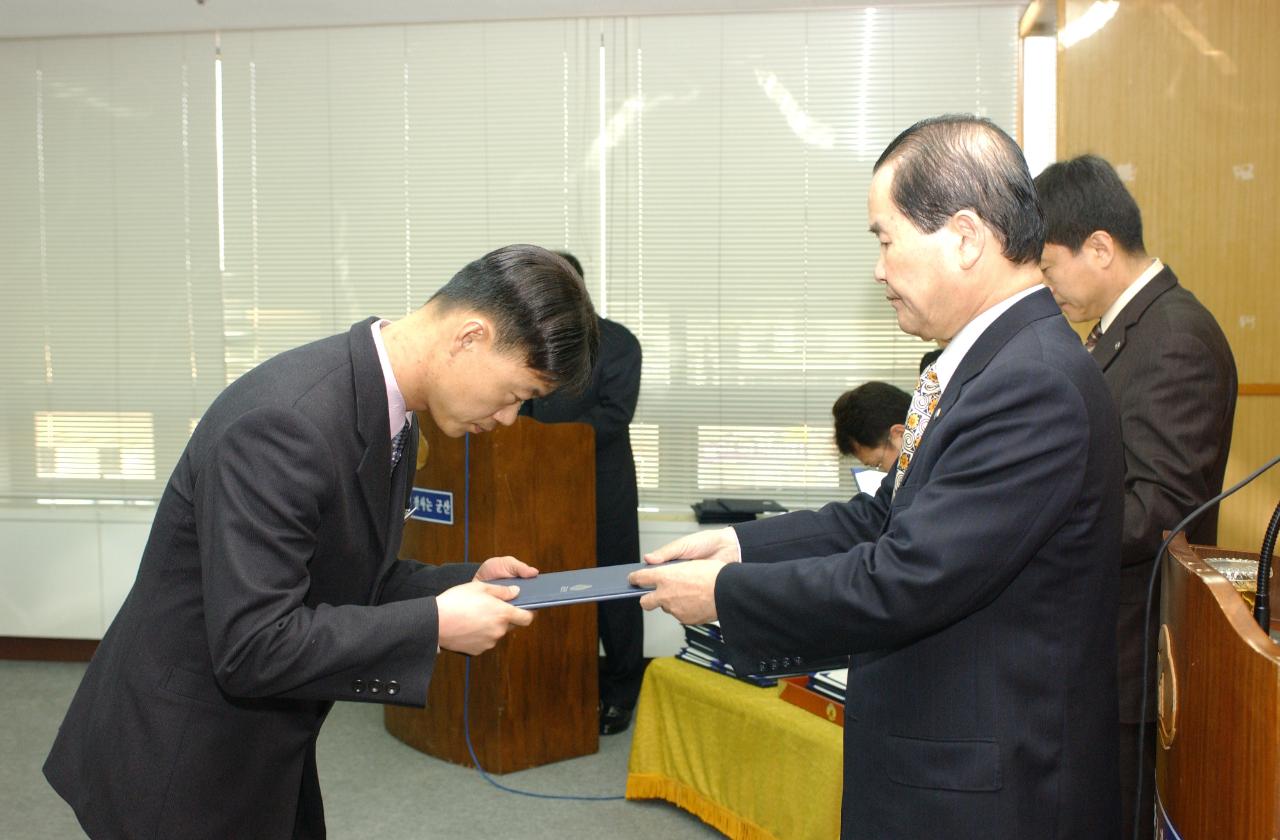 군산시청 사령교부를 전달하고 있는 시장님10