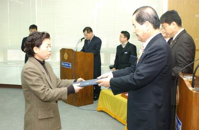 군산시청 사령교부를 전달하고 있는 시장님7