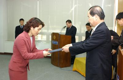 군산시청 사령교부를 전달하고 있는 시장님7