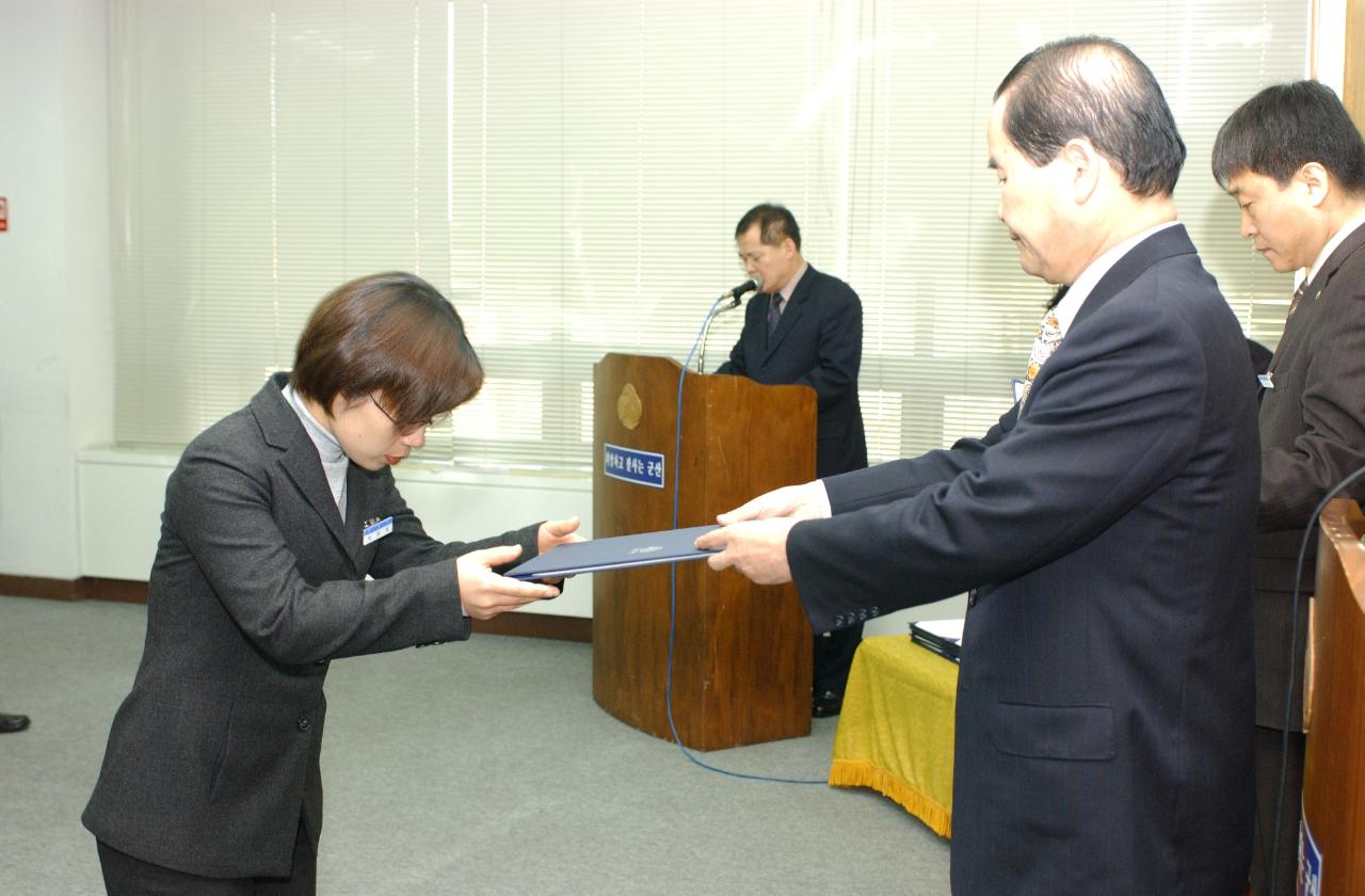 군산시청 사령교부를 전달하고 있는 시장님11