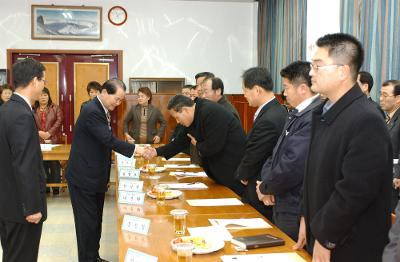 옥서면 연두순시에서 주민들과 인사하는 모습9