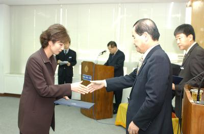 군산시청 사령교부를 전달하고 있는 시장님9