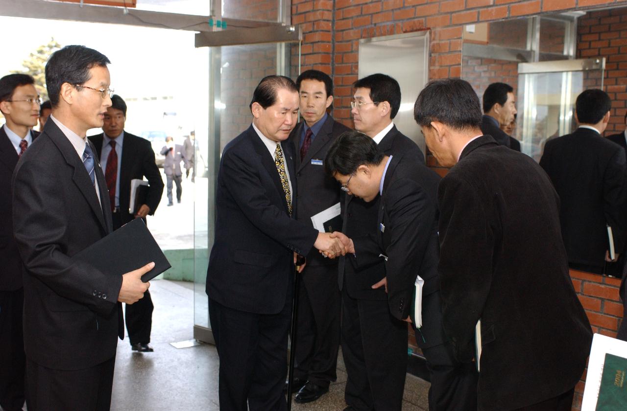 옥서면 연두순시에서 주민들과 인사하는 모습3