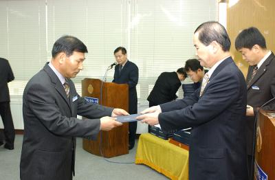 군산시청 사령교부를 전달하고 있는 시장님11