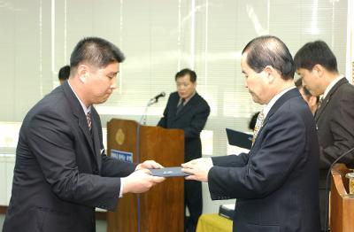 군산시청 사령교부를 전달하고 있는 시장님18