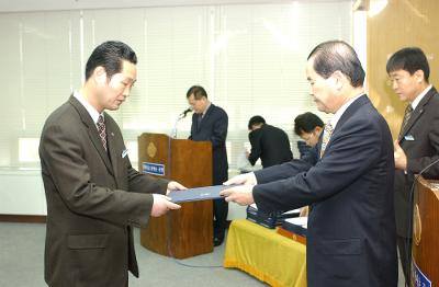 군산시청 사령교부를 전달하고 있는 시장님11