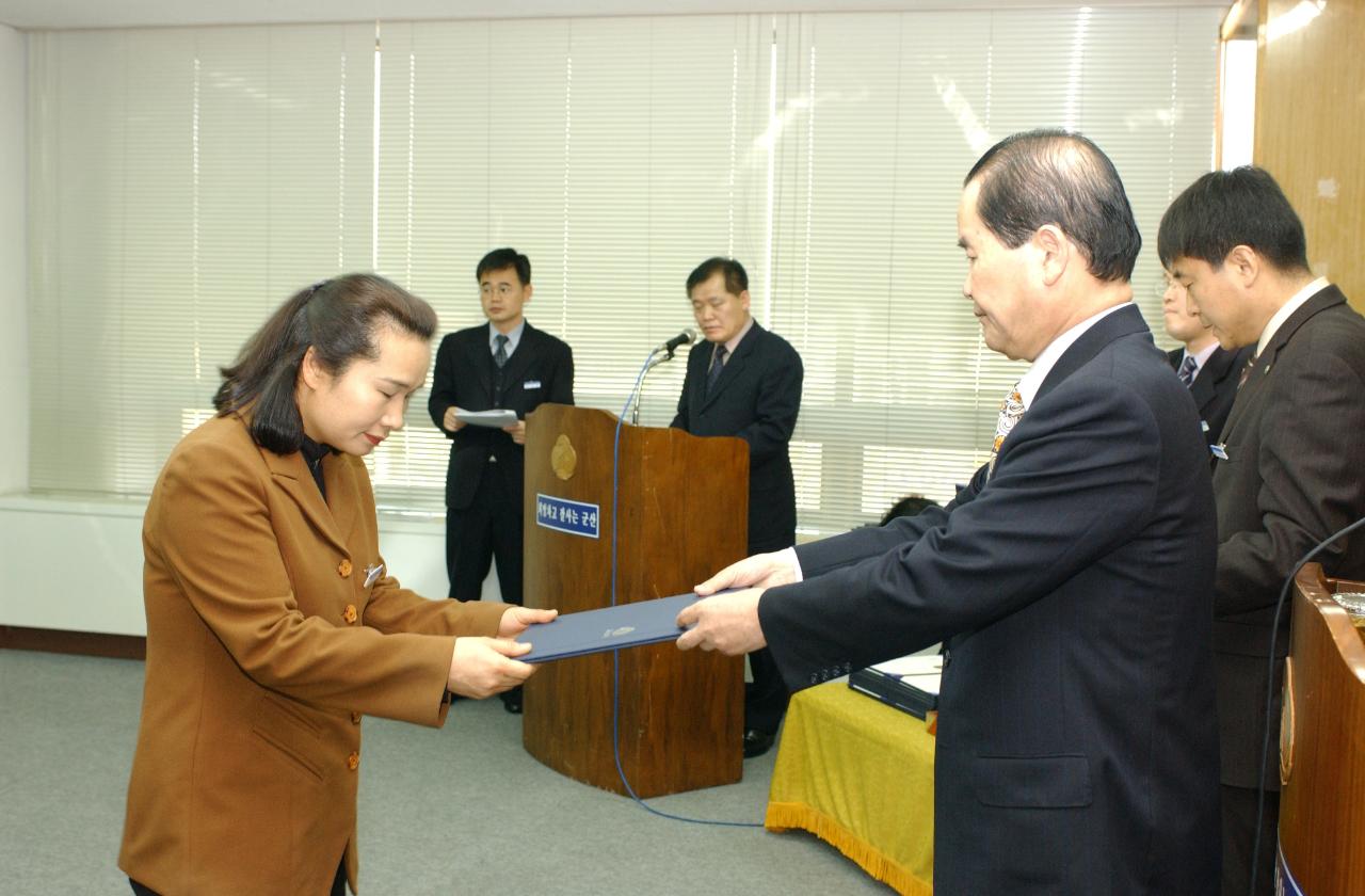 군산시청 사령교부를 전달하고 있는 시장님14