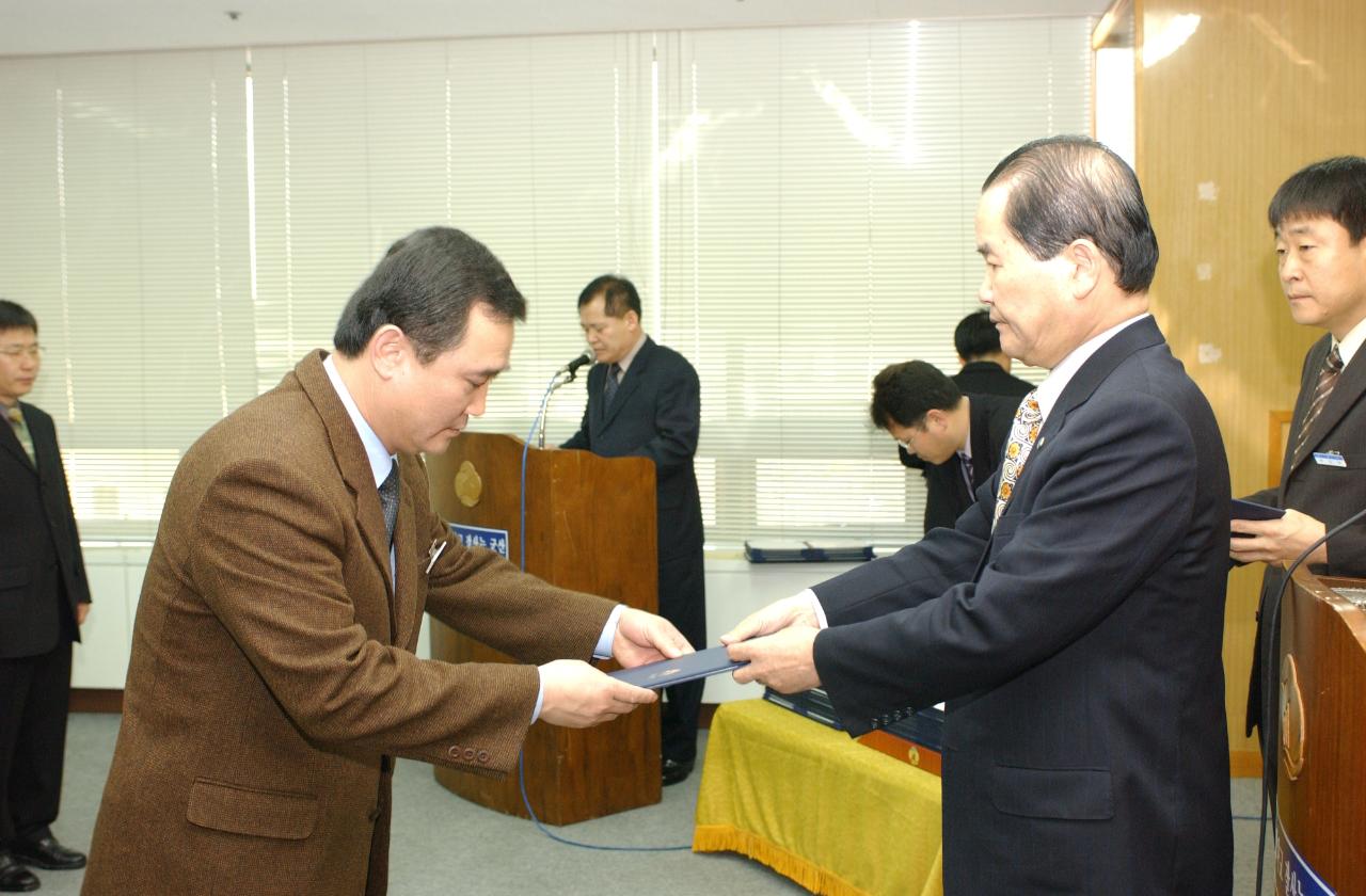 군산시청 사령교부를 전달하고 있는 시장님4