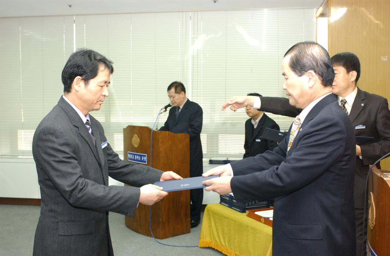 군산시청 사령교부를 전달하고 있는 시장님6