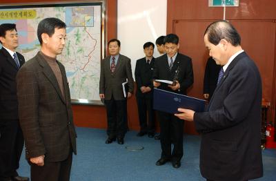 군산시 사령교부 받는 직원들15