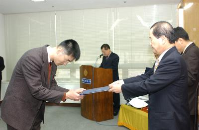 군산시청 사령교부를 전달하고 있는 시장님17