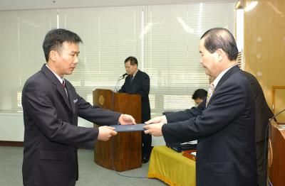 군산시청 사령교부를 전달하고 있는 시장님18