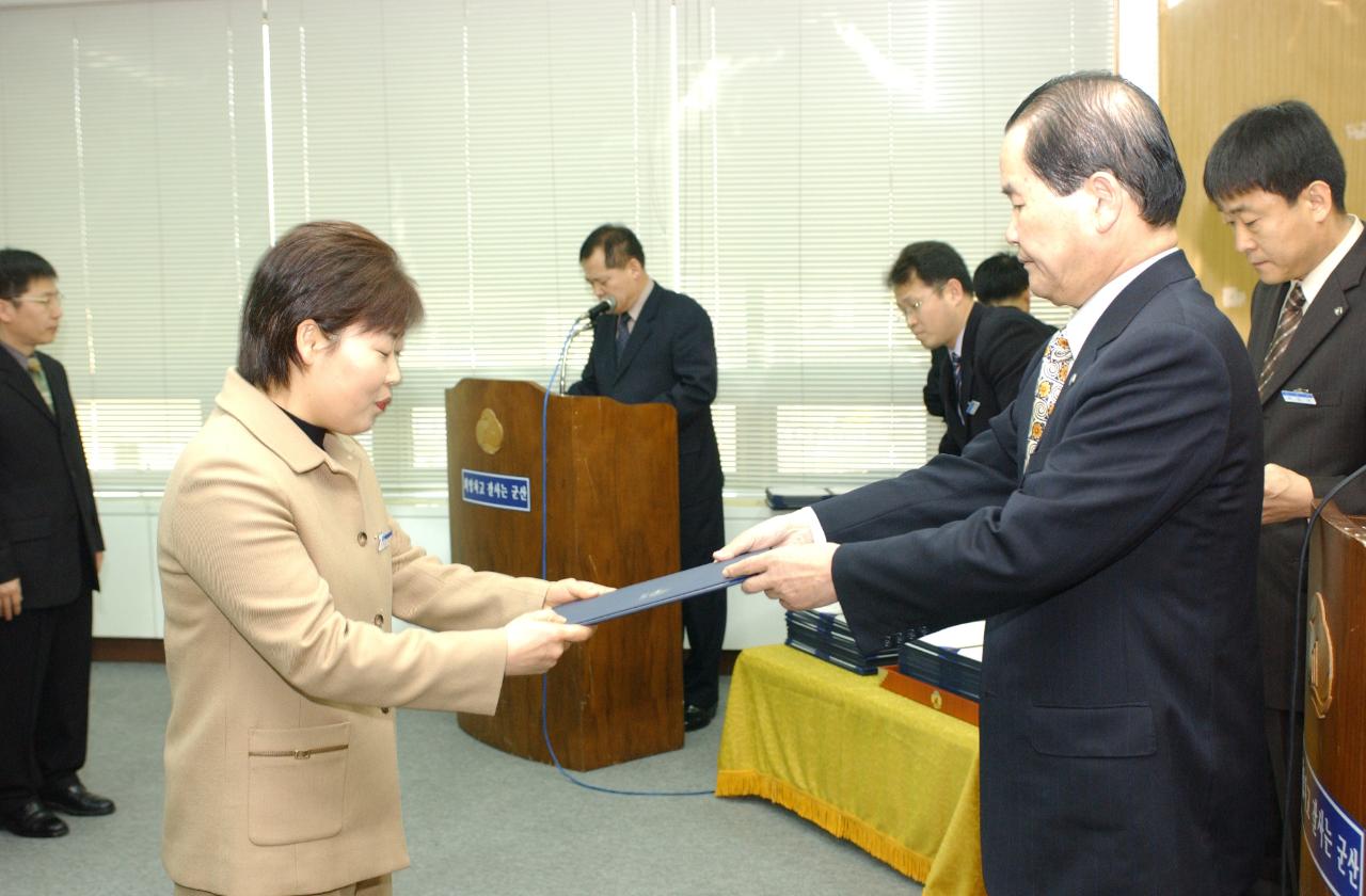 군산시청 사령교부를 전달하고 있는 시장님5