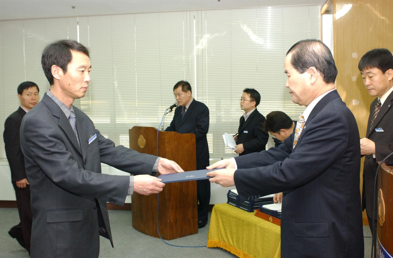 군산시청 사령교부를 전달하고 있는 시장님15