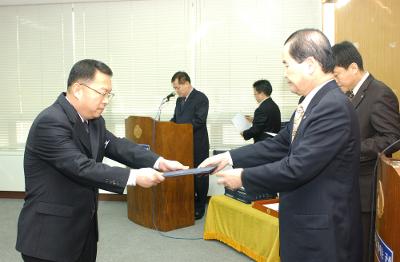 군산시청 사령교부를 전달하고 있는 시장님10