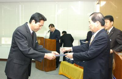 군산시청 사령교부를 전달하고 있는 시장님10