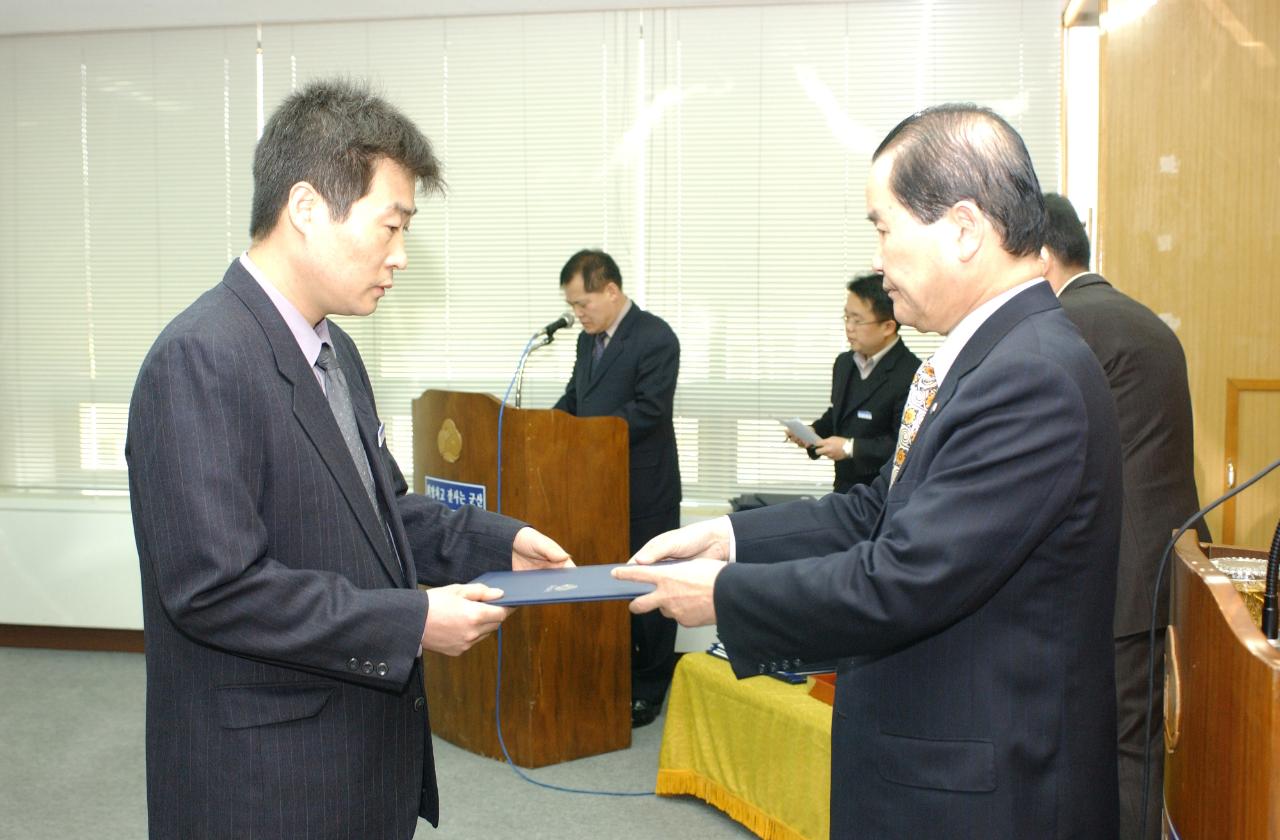 군산시청 사령교부를 전달하고 있는 시장님9