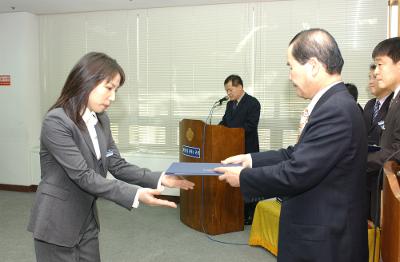 군산시청 사령교부를 전달하고 있는 시장님2