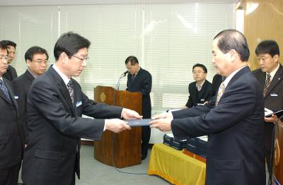 군산시청 사령교부를 전달하고 있는 시장님2