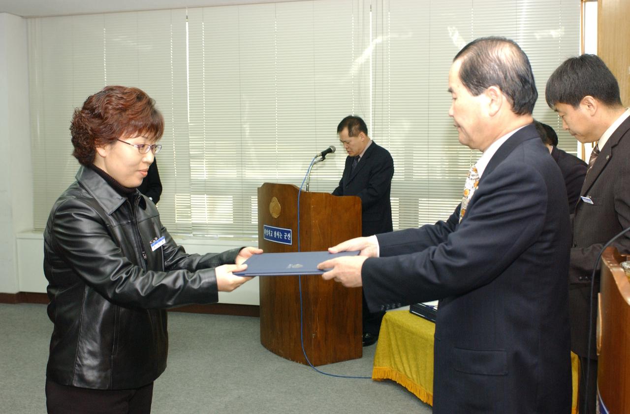 군산시청 사령교부를 전달하고 있는 시장님16