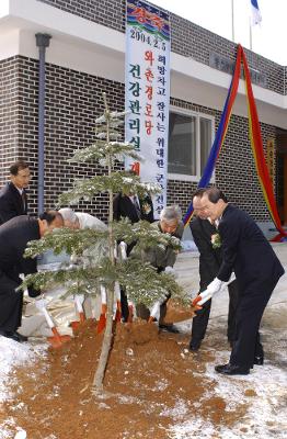 나포 와촌경노당 건강관리실 개관식에 기념식수하는 시장님2