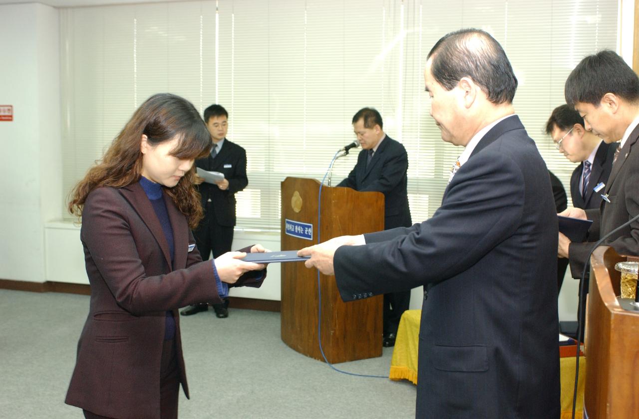 군산시청 사령교부를 전달하고 있는 시장님4