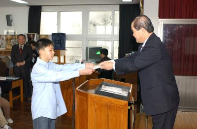 제 78회 성산초교 졸업식에서 졸업장을 수여하는 모습14