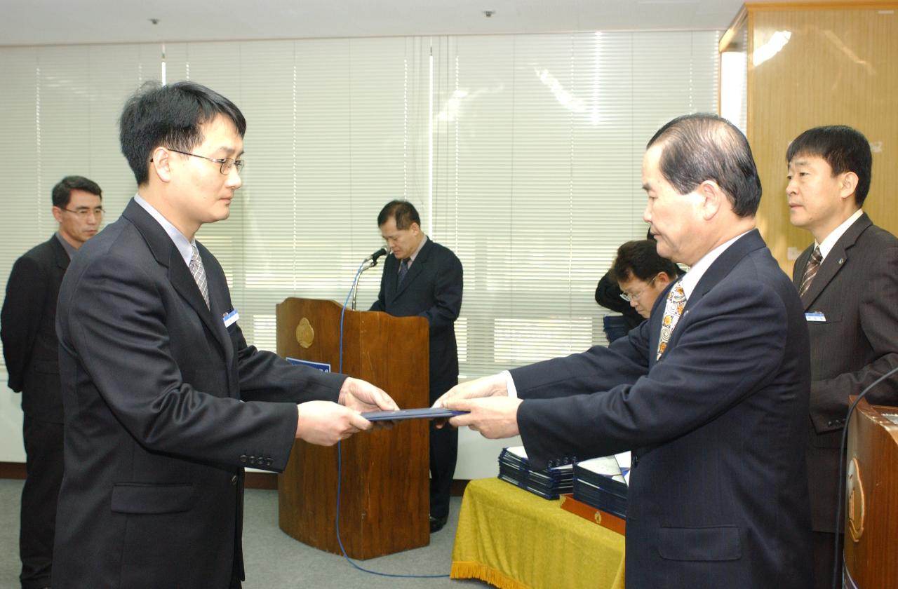 군산시청 사령교부를 전달하고 있는 시장님15