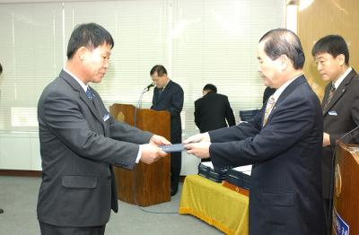 군산시청 사령교부를 전달하고 있는 시장님12