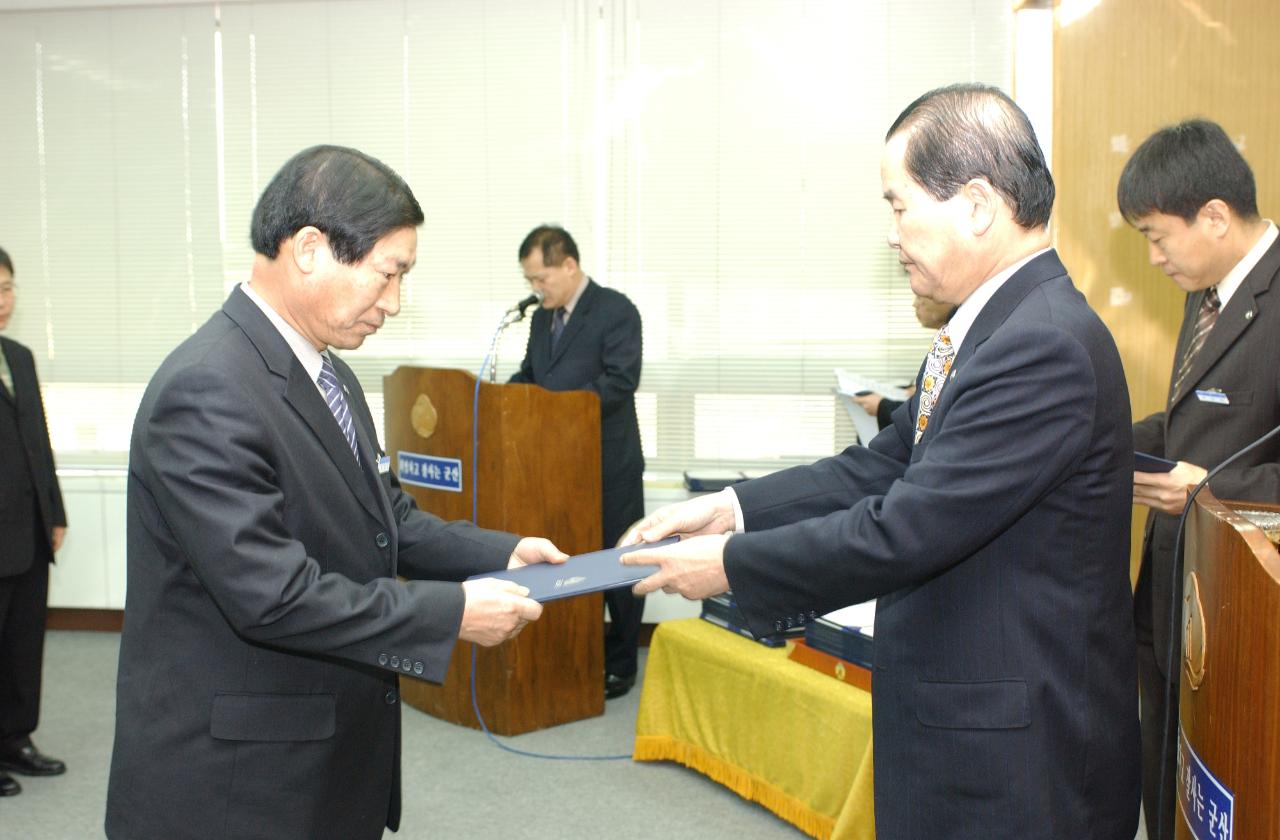 군산시청 사령교부를 전달하고 있는 시장님7