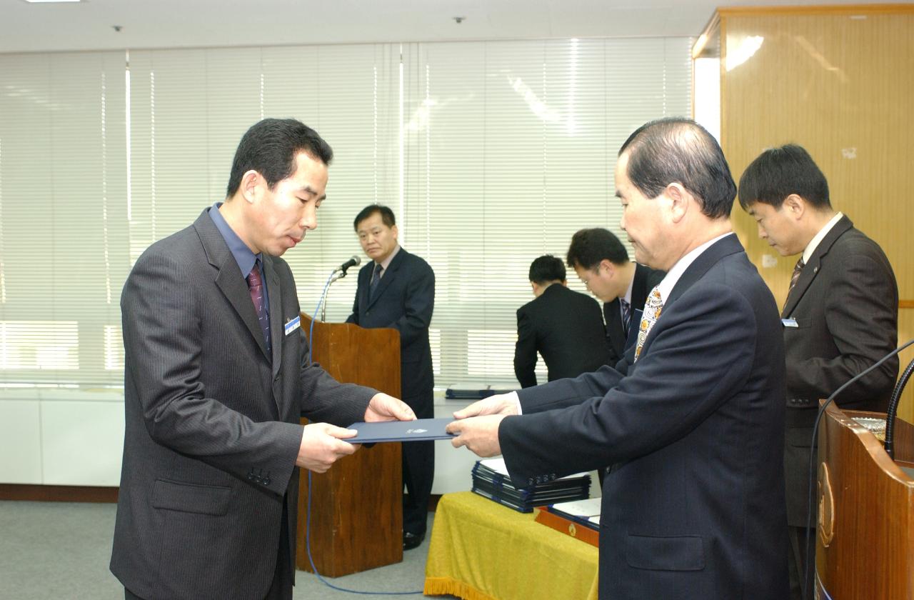 군산시청 사령교부를 전달하고 있는 시장님