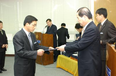 군산시청 사령교부를 전달하고 있는 시장님8