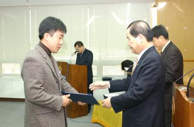 군산시청 사령교부를 전달하고 있는 시장님17