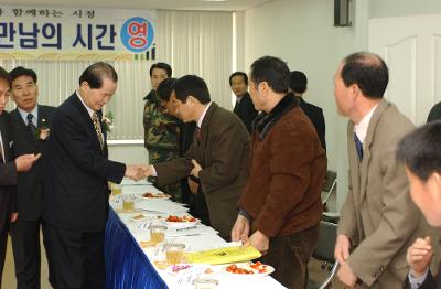 옥도면 연두순시에 주민들과 인사하는 시장님2