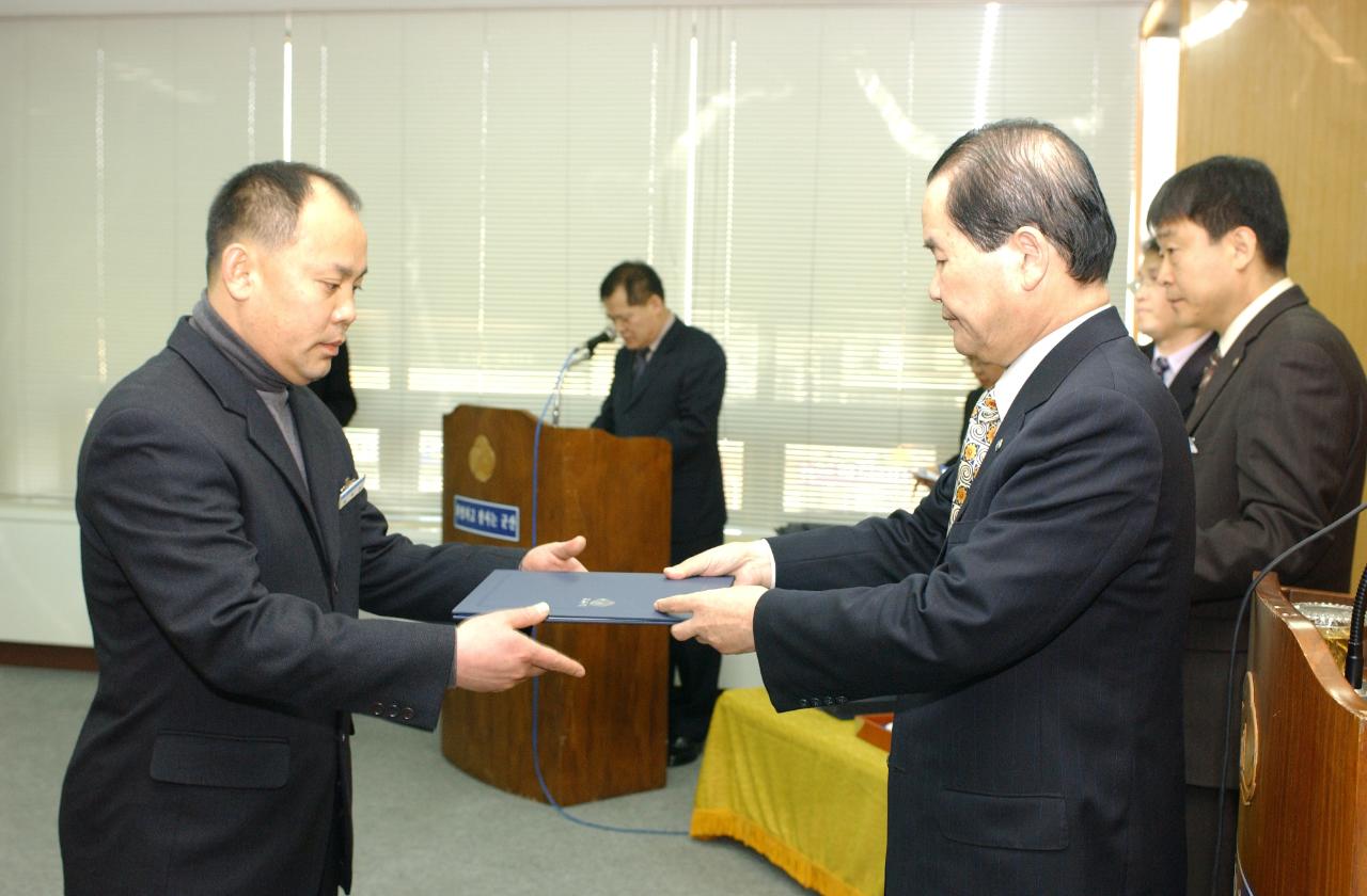 군산시청 사령교부를 전달하고 있는 시장님8