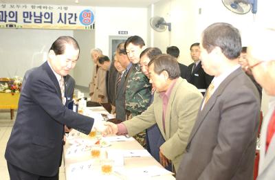 오룡동 연두순시에서 주민과 인사하고 있는 모습4