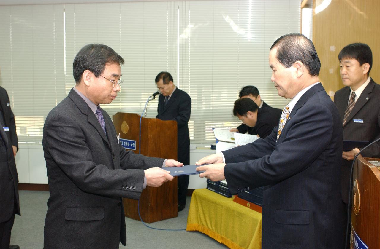 군산시청 사령교부를 전달하고 있는 시장님3