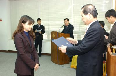 군산시청 사령교부를 전달하고 있는 시장님3