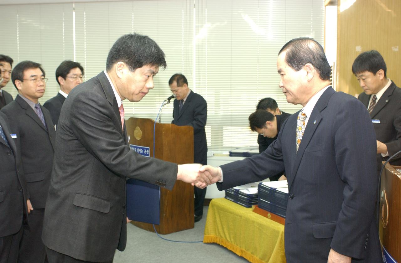 군산시청 사령교부를 전달하고 있는 시장님