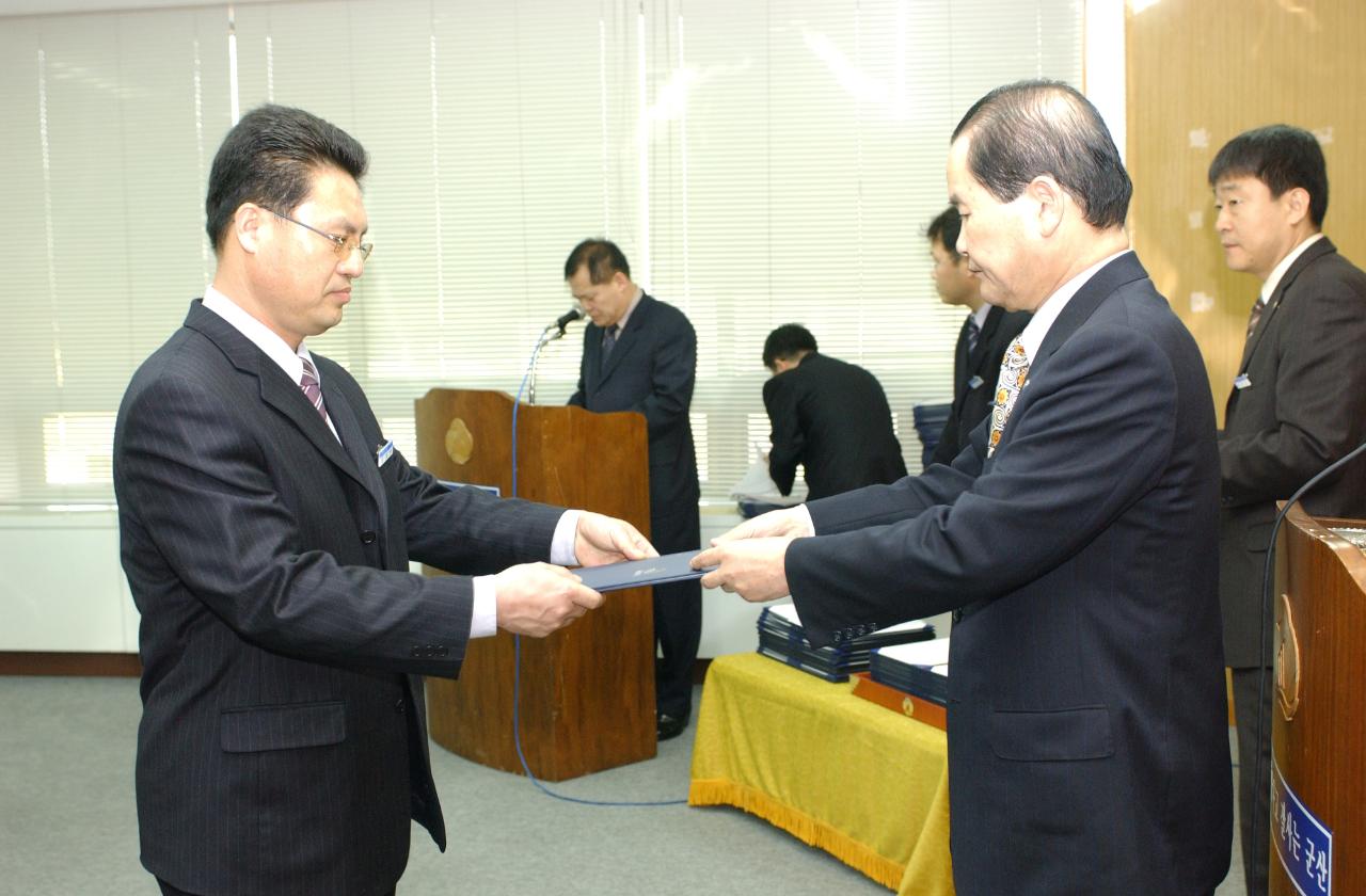 군산시청 사령교부를 전달하고 있는 시장님10