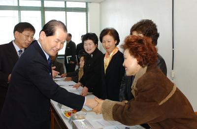 나포면 연두순시를 하는 시장님과 인사하는 주민들5