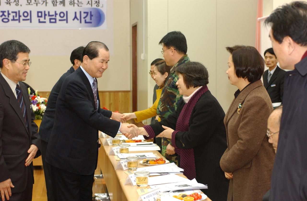 나운2동 연두순시를 하는 시장님과 인사하는 주민들3