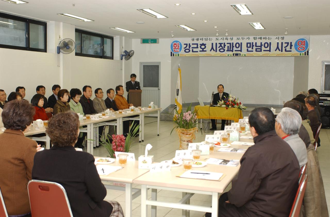 오룡동 연두순시에서 주민과 인사하고 있는 모습10