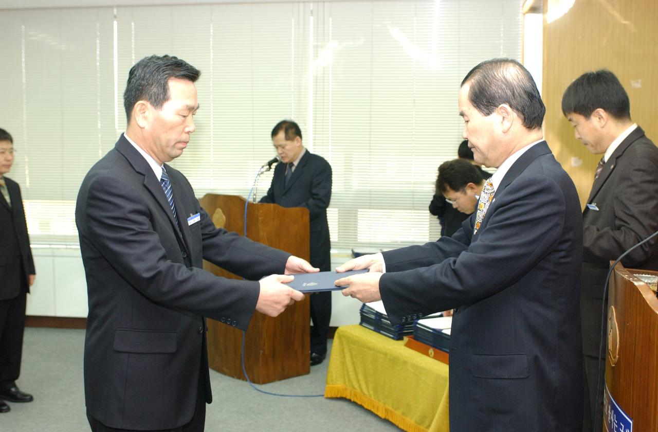 군산시청 사령교부를 전달하고 있는 시장님6